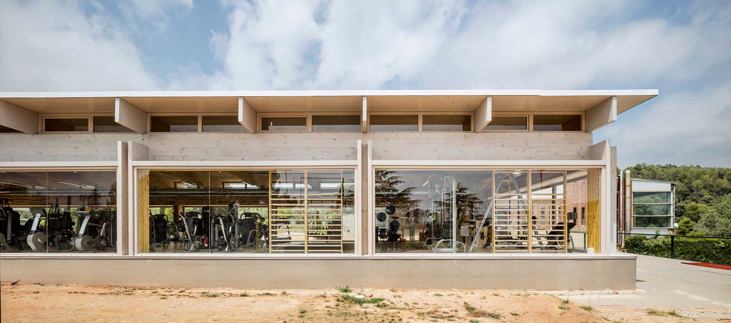 Nuevo Edificio Anexo Gimnasio-Sala De Fitness ATHC por BAMMP Arquitectos y XVArquitectura. Fotografía por Adrià Goula