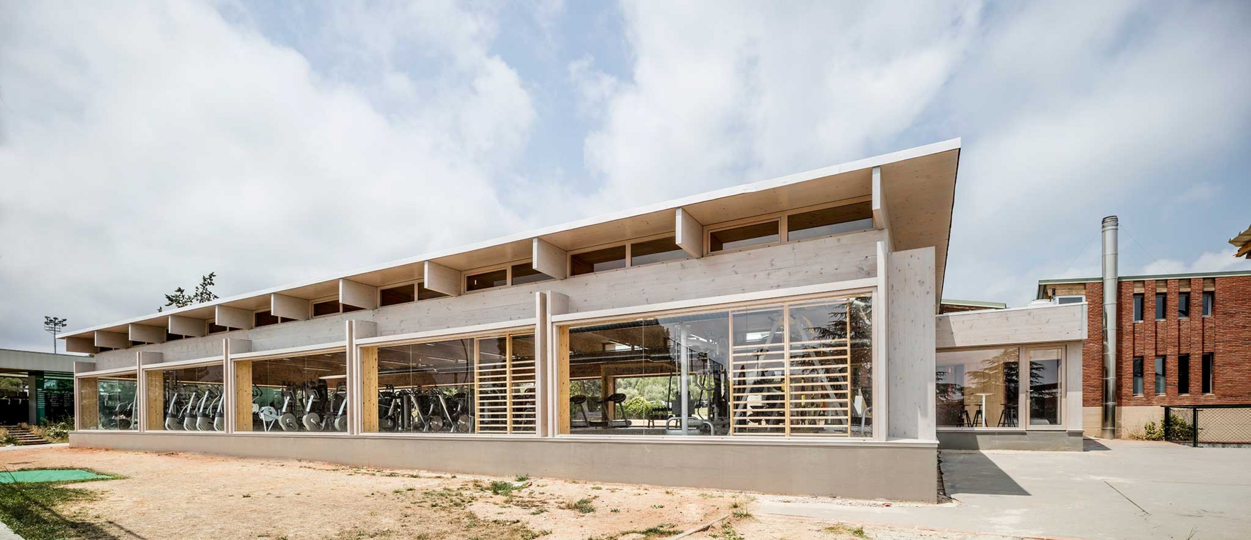 Nuevo Edificio Anexo Gimnasio-Sala De Fitness ATHC por BAMMP Arquitectos y XVArquitectura. Fotografía por Adrià Goula
