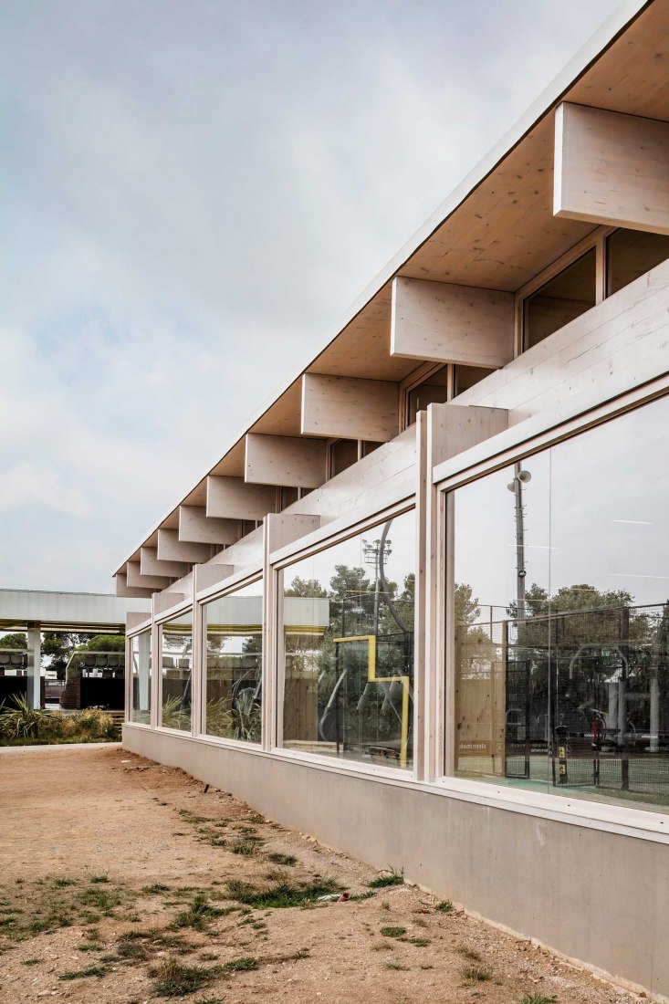 Nuevo Edificio Anexo Gimnasio-Sala De Fitness ATHC por BAMMP Arquitectos y XVArquitectura. Fotografía por Adrià Goula