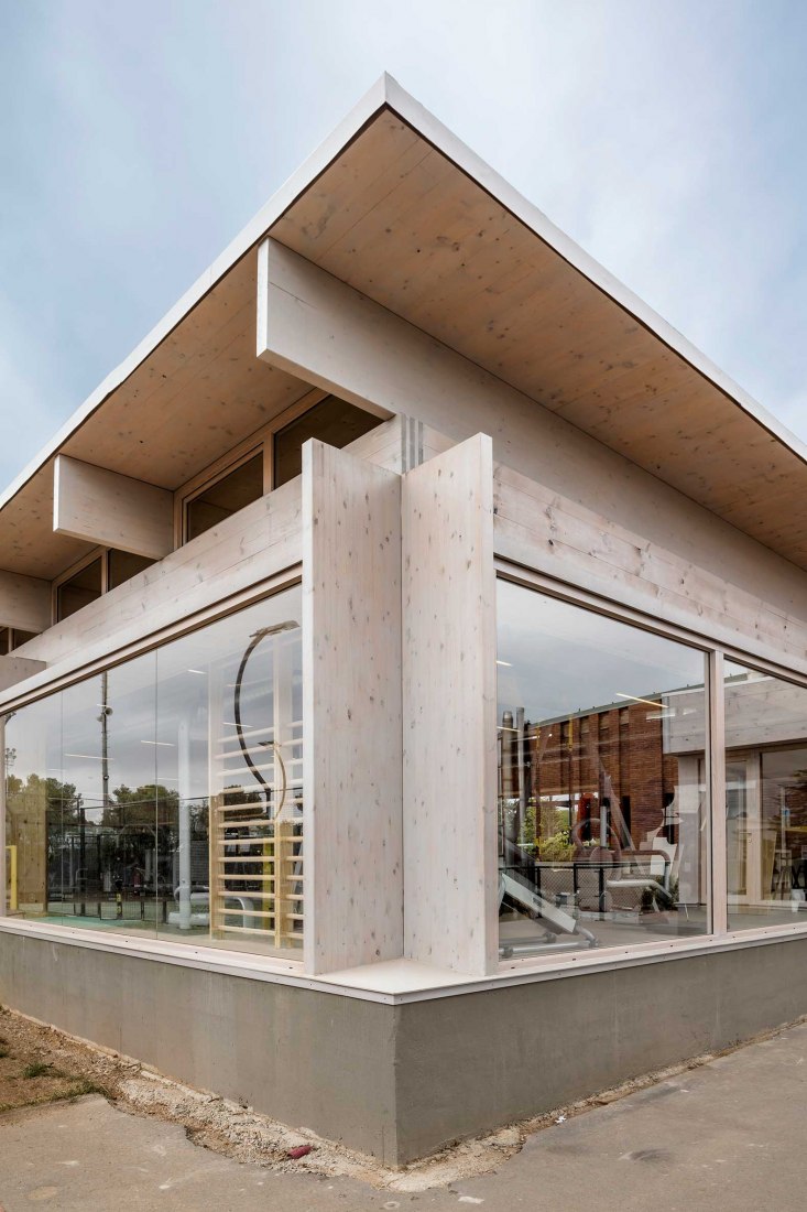 Nuevo Edificio Anexo Gimnasio-Sala De Fitness ATHC por BAMMP Arquitectos y XVArquitectura. Fotografía por Adrià Goula