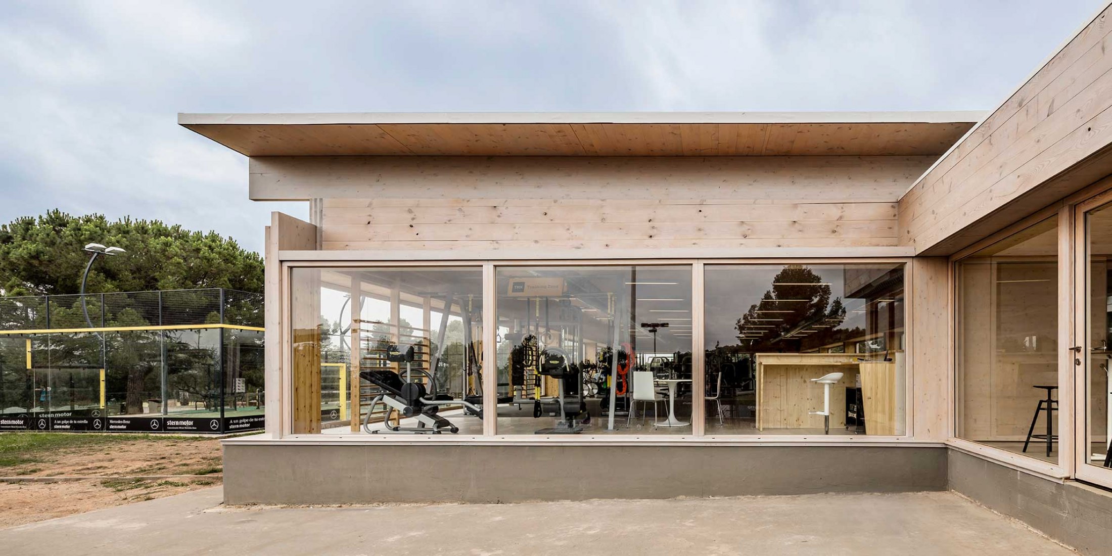 Nuevo Edificio Anexo Gimnasio-Sala De Fitness ATHC por BAMMP Arquitectos y XVArquitectura. Fotografía por Adrià Goula