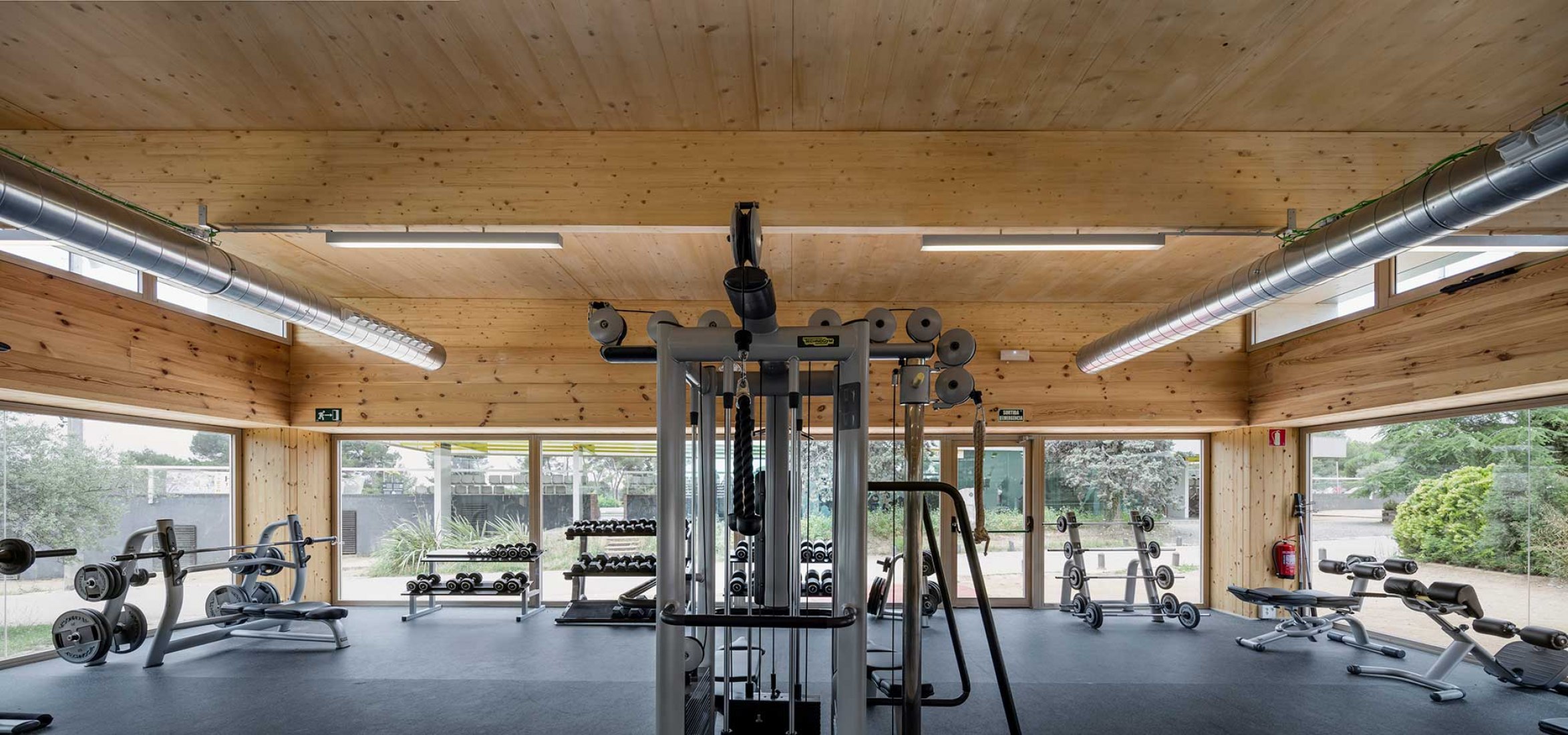 Nuevo Edificio Anexo Gimnasio-Sala De Fitness ATHC por BAMMP Arquitectos y XVArquitectura. Fotografía por Adrià Goula