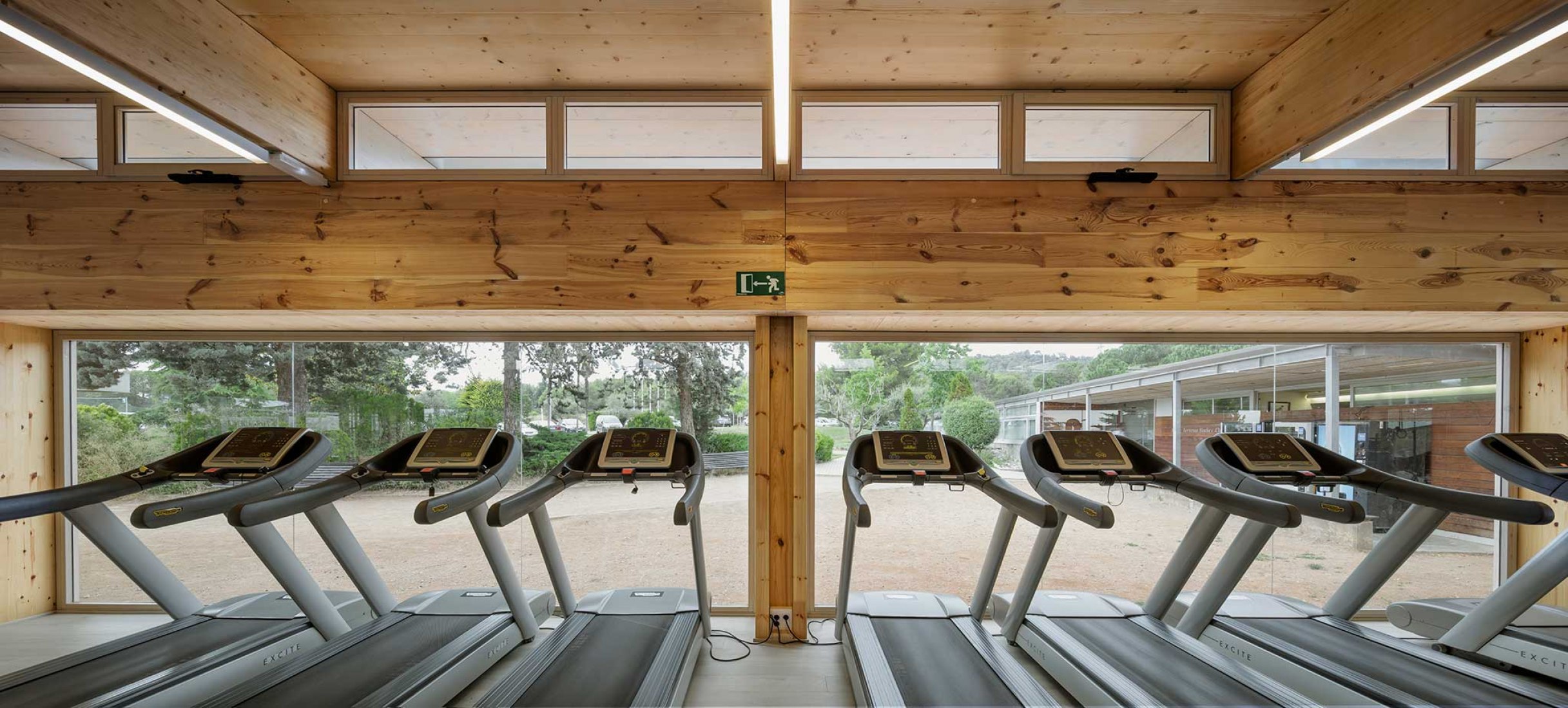Nuevo Edificio Anexo Gimnasio-Sala De Fitness ATHC por BAMMP Arquitectos y XVArquitectura. Fotografía por Adrià Goula