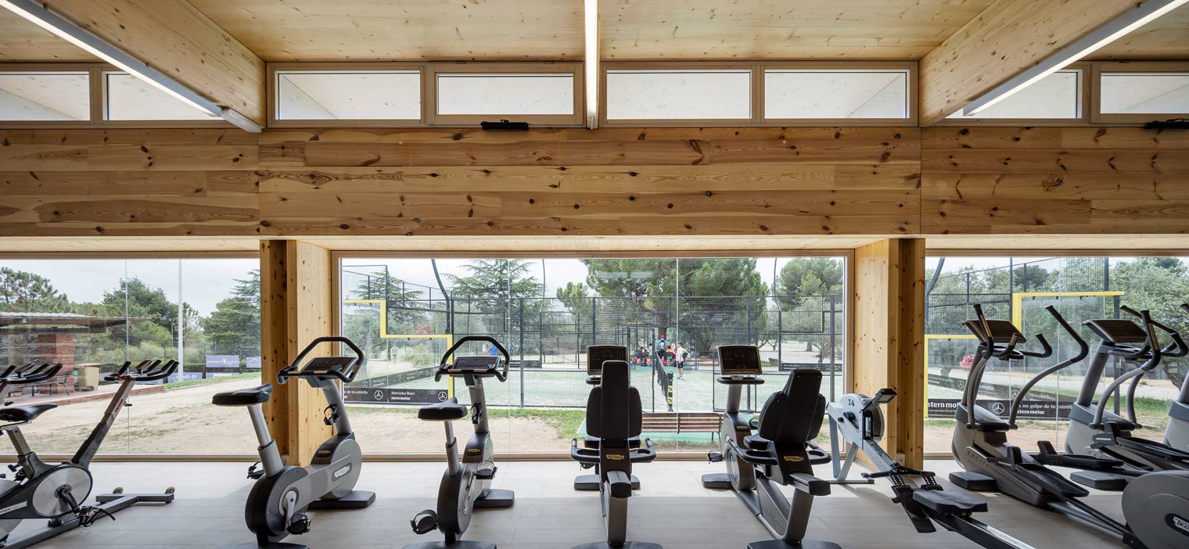 Nuevo Edificio Anexo Gimnasio-Sala De Fitness ATHC por BAMMP Arquitectos y XVArquitectura. Fotografía por Adrià Goula