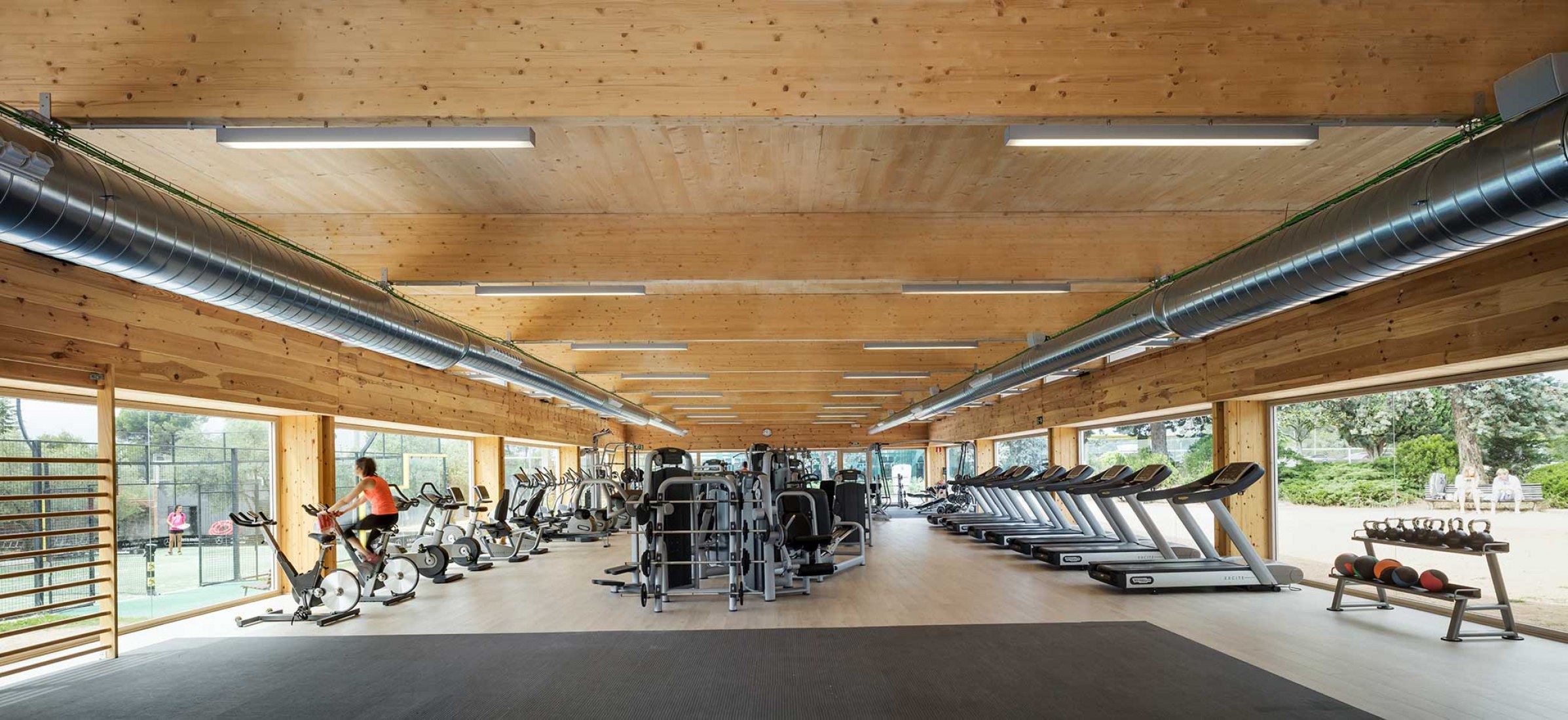 Nuevo Edificio Anexo Gimnasio-Sala De Fitness ATHC por BAMMP Arquitectos y XVArquitectura. Fotografía por Adrià Goula