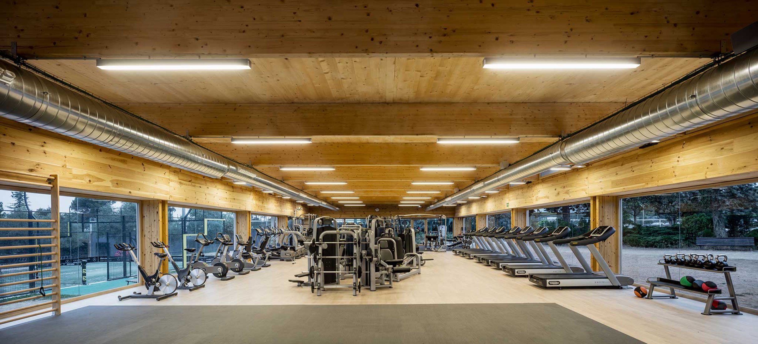 Nuevo Edificio Anexo Gimnasio-Sala De Fitness ATHC por BAMMP Arquitectos y XVArquitectura. Fotografía por Adrià Goula