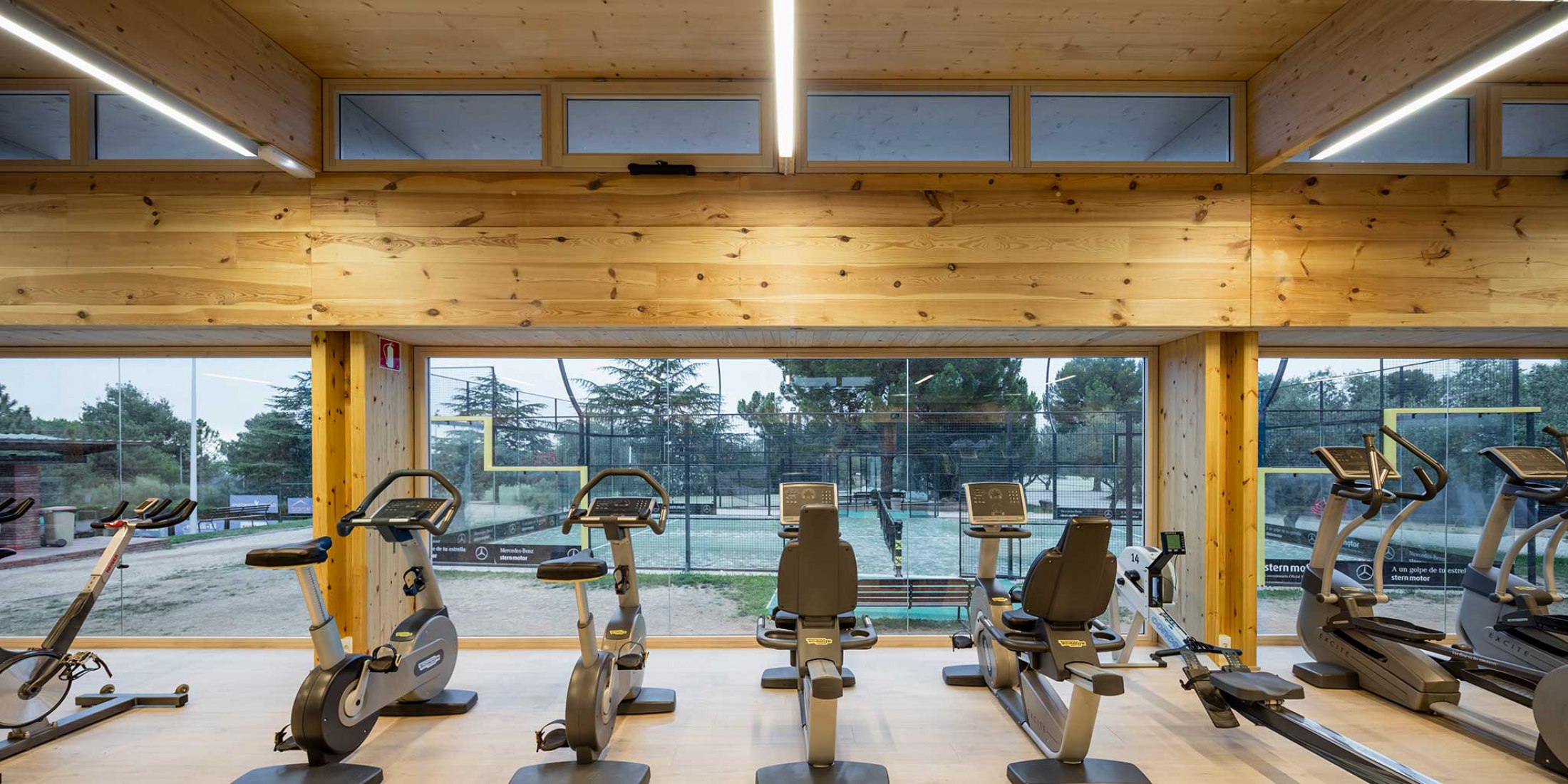 Nuevo Edificio Anexo Gimnasio-Sala De Fitness ATHC por BAMMP Arquitectos y XVArquitectura. Fotografía por Adrià Goula