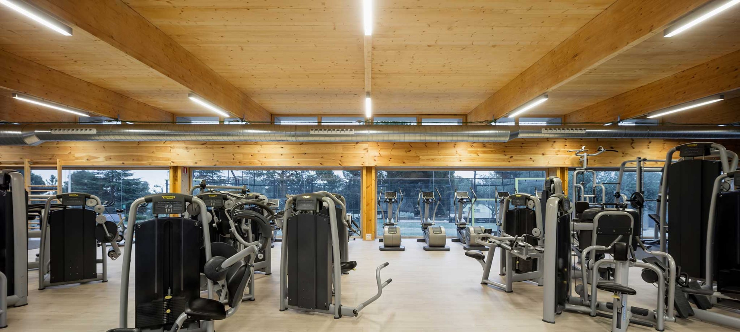 Nuevo Edificio Anexo Gimnasio-Sala De Fitness ATHC por BAMMP Arquitectos y XVArquitectura. Fotografía por Adrià Goula
