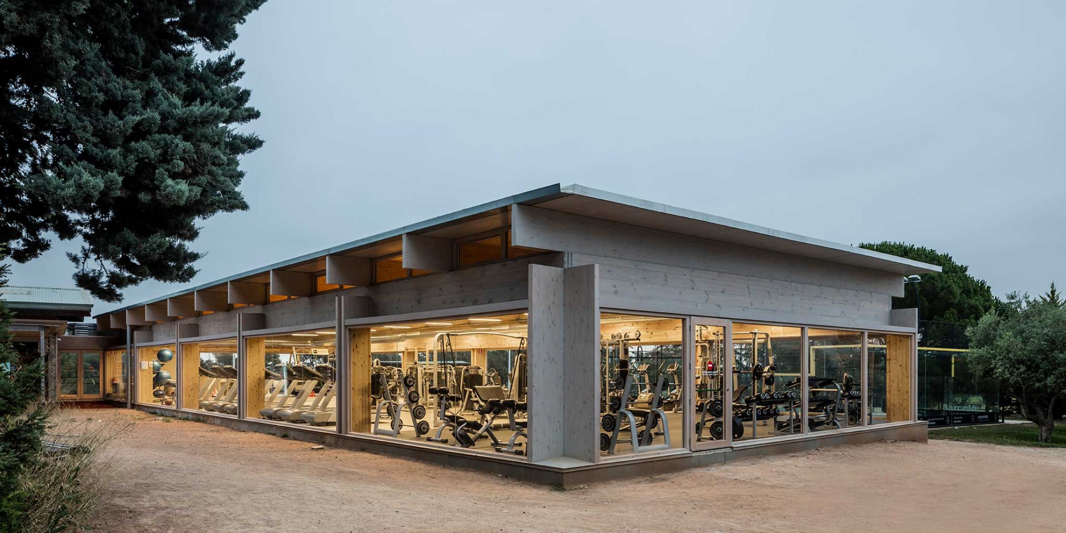 Nuevo Edificio Anexo Gimnasio-Sala De Fitness ATHC por BAMMP Arquitectos y XVArquitectura. Fotografía por Adrià Goula