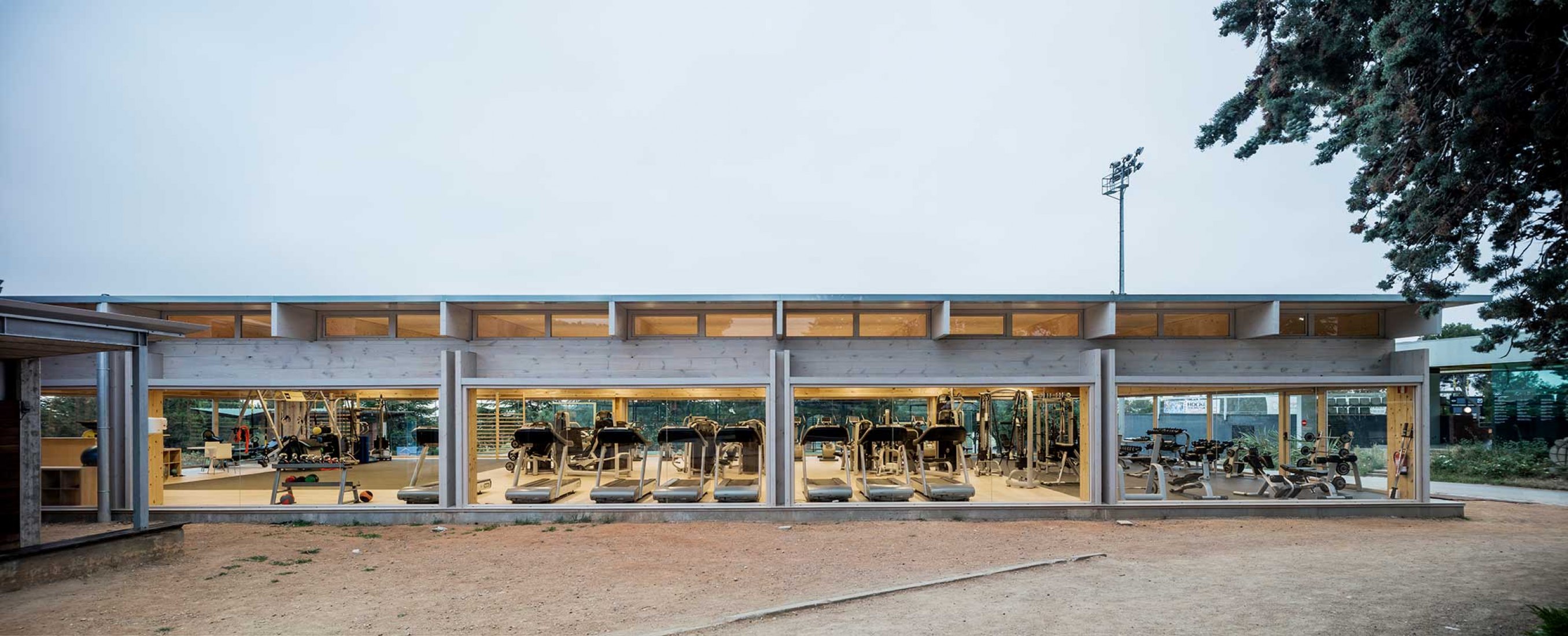 Nuevo Edificio Anexo Gimnasio-Sala De Fitness ATHC por BAMMP Arquitectos y XVArquitectura. Fotografía por Adrià Goula