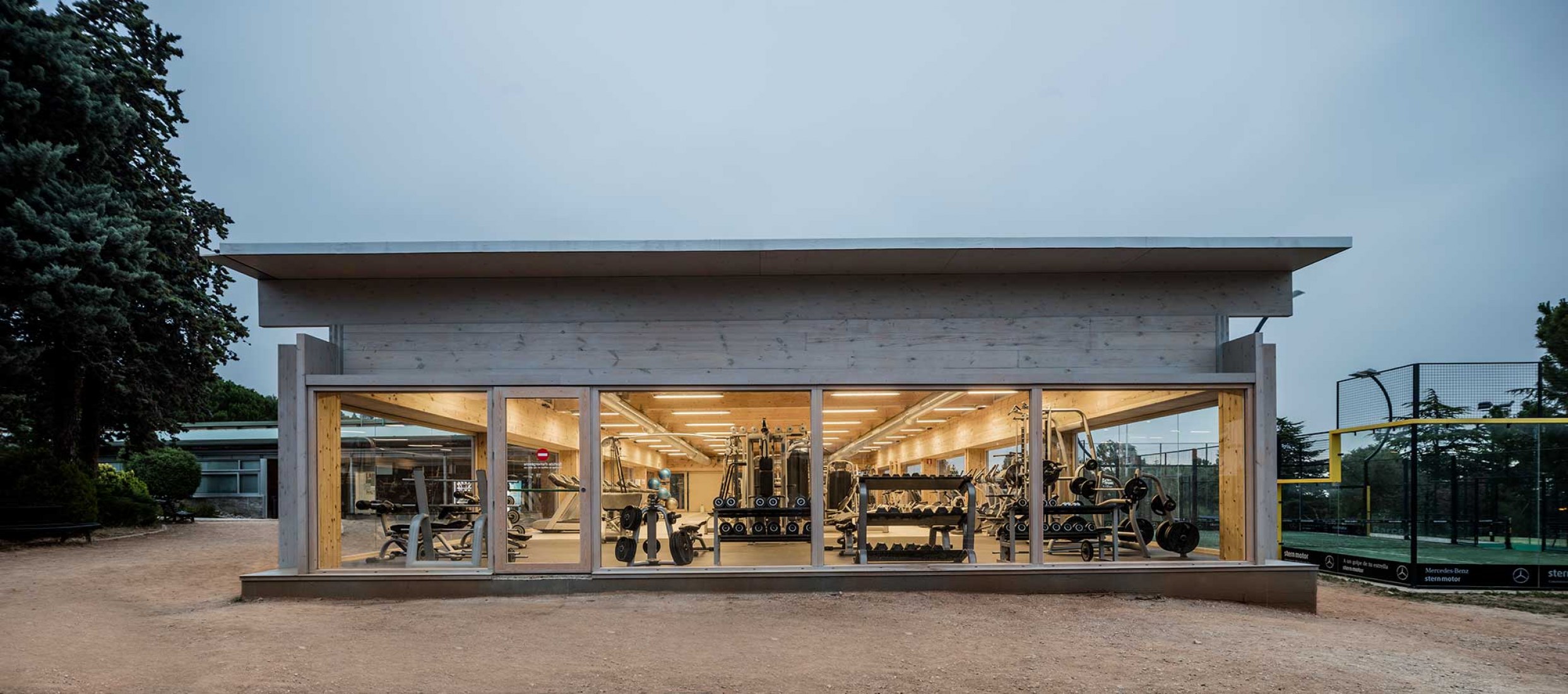 Nuevo Edificio Anexo Gimnasio-Sala De Fitness ATHC por BAMMP Arquitectos y XVArquitectura. Fotografía por Adrià Goula