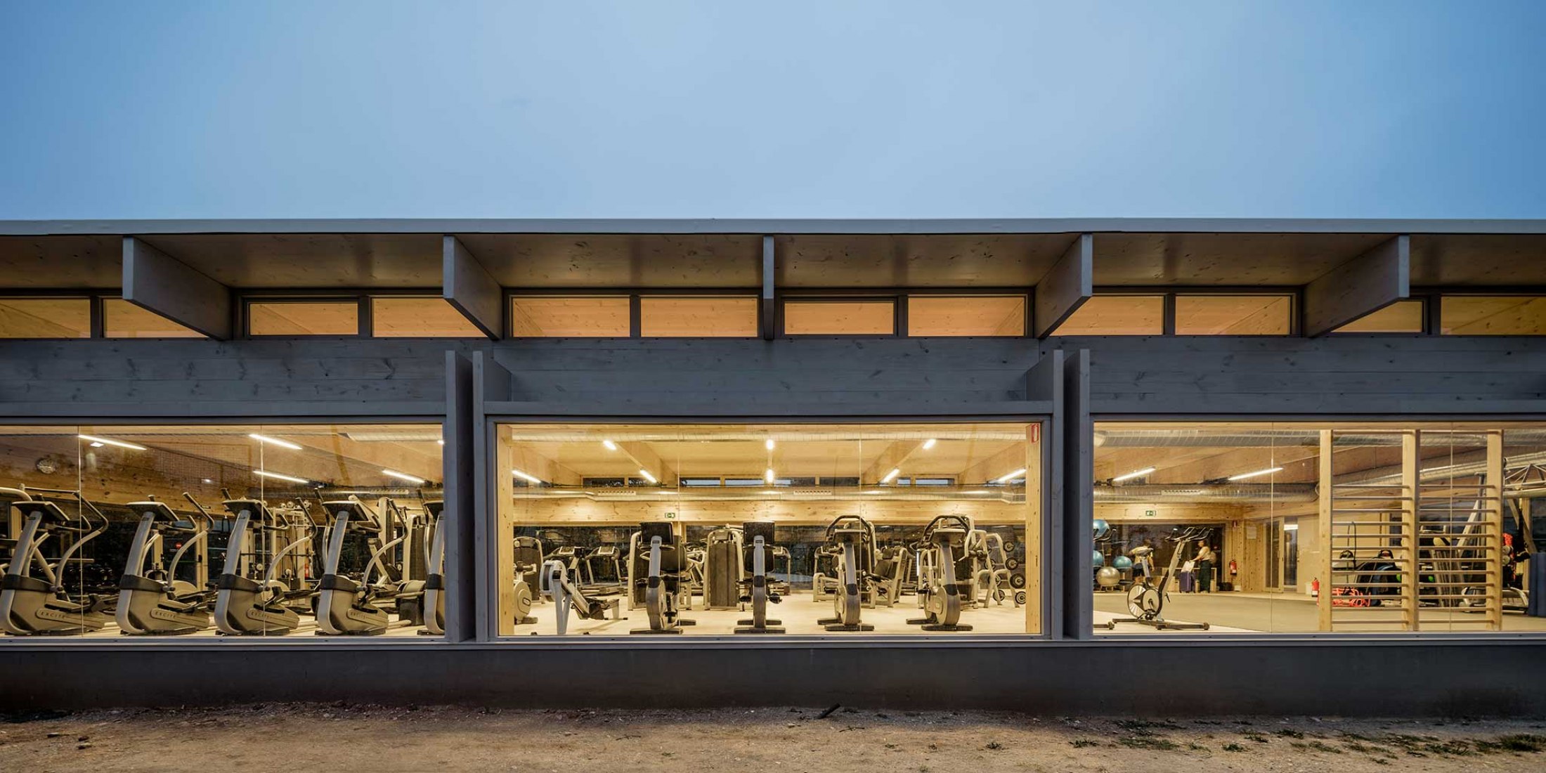Nuevo Edificio Anexo Gimnasio-Sala De Fitness ATHC por BAMMP Arquitectos y XVArquitectura. Fotografía por Adrià Goula