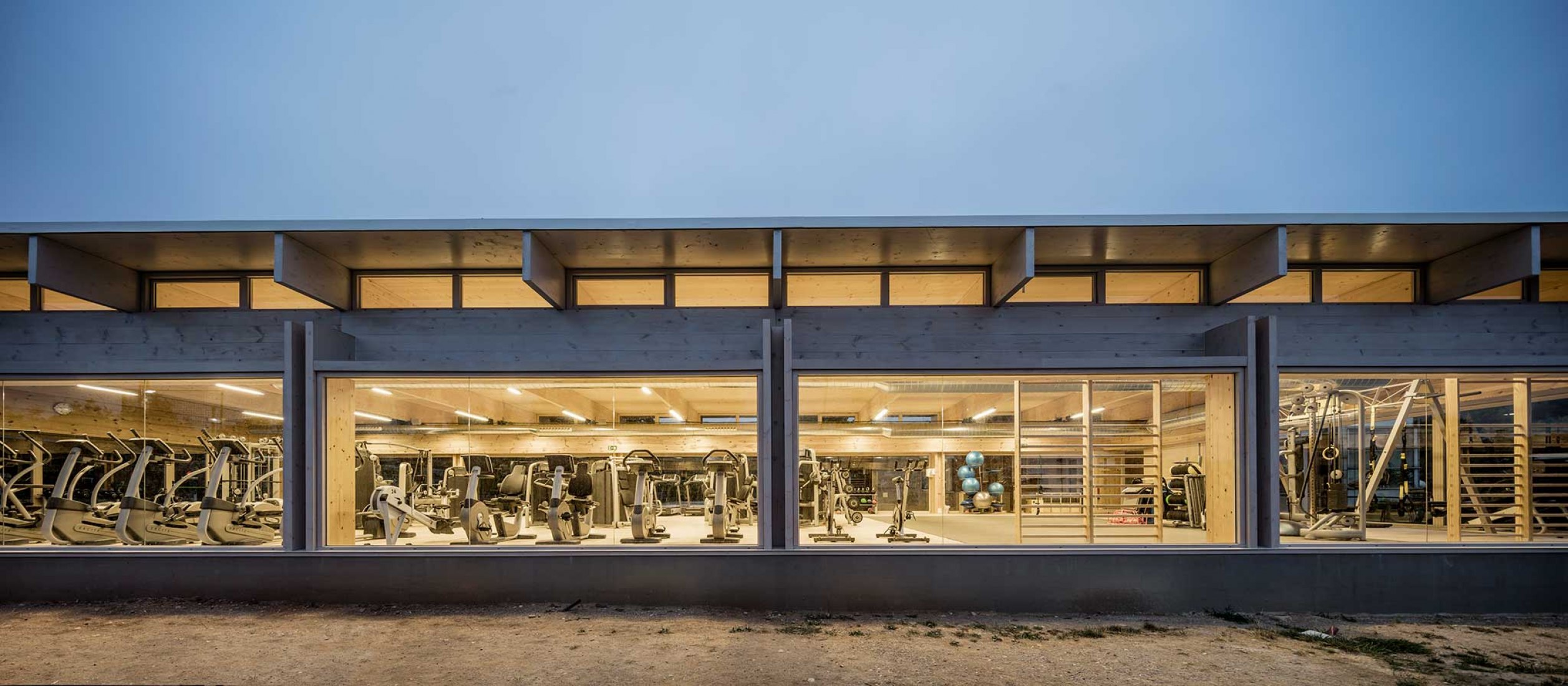 Nuevo Edificio Anexo Gimnasio-Sala De Fitness ATHC por BAMMP Arquitectos y XVArquitectura. Fotografía por Adrià Goula