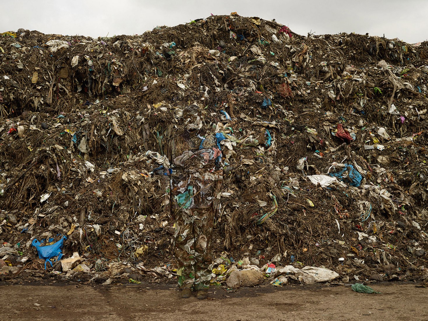 Bangalore GarbageDisposal Station, 2014. The invisible man, Liu Bolin, in the palace of Gaviria. CourtesyBoxart, Verona.