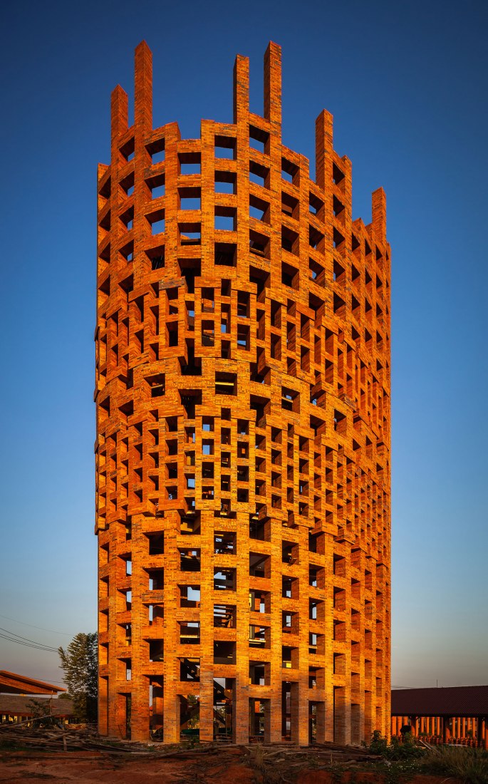 Torre de observación de ladrillo, parte del proyecto Elephant World por Bangkok Project Studio. Fotografía por Spaceshift Studio
