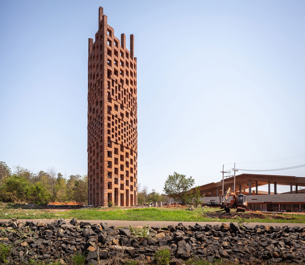 Torre de observación de ladrillo, parte del proyecto Elephant World por Bangkok Project Studio. Fotografía por Spaceshift Studio