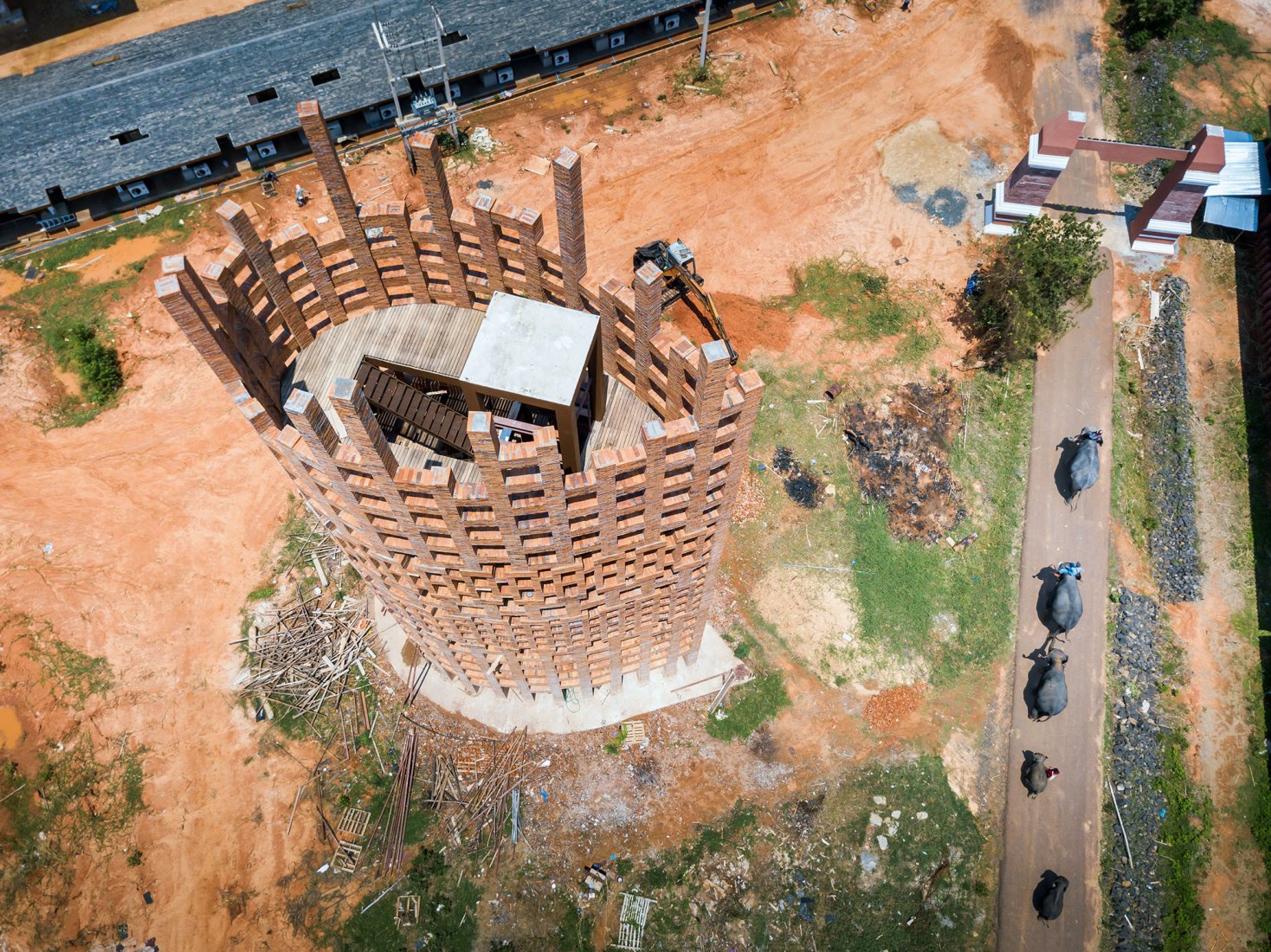 Torre de observación de ladrillo, parte del proyecto Elephant World por Bangkok Project Studio. Fotografía por Spaceshift Studio