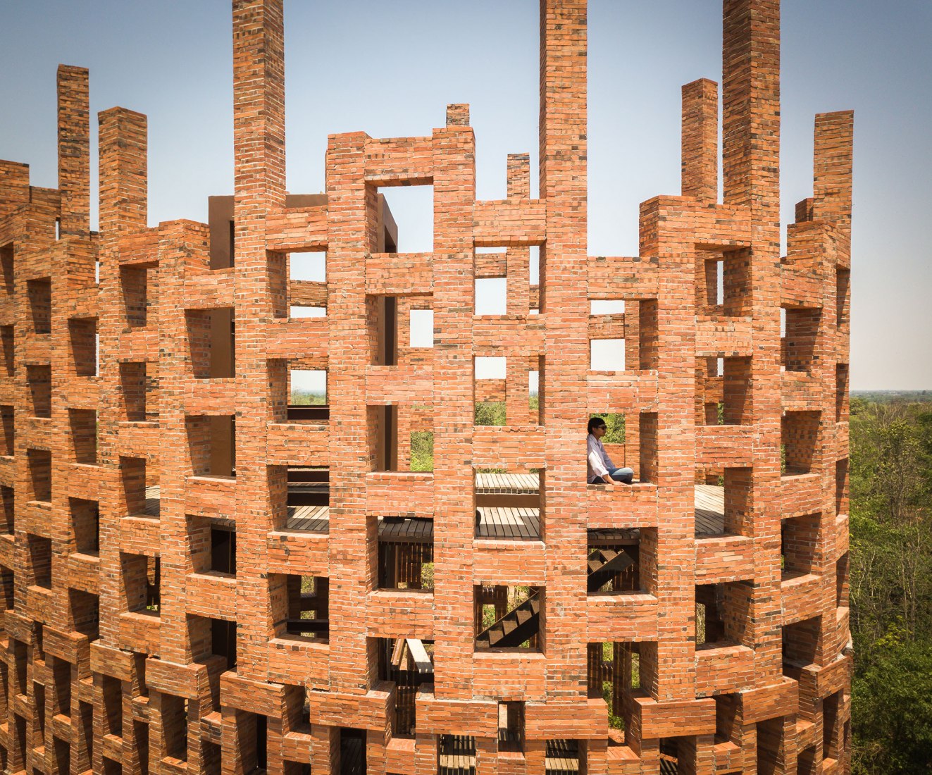 Torre de observación de ladrillo, parte del proyecto Elephant World por Bangkok Project Studio. Fotografía por Spaceshift Studio