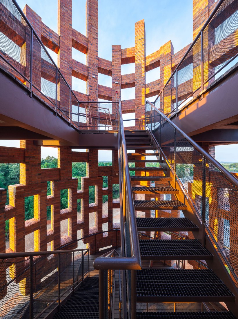 Torre de observación de ladrillo, parte del proyecto Elephant World por Bangkok Project Studio. Fotografía por Spaceshift Studio