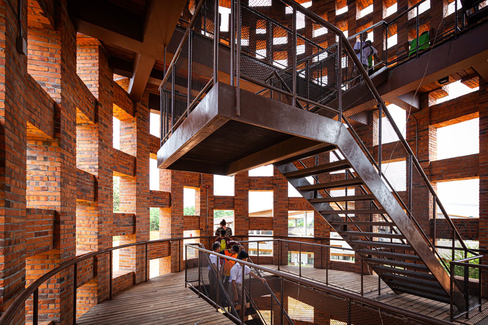 Torre de observación de ladrillo, parte del proyecto Elephant World por Bangkok Project Studio. Fotografía por Spaceshift Studio