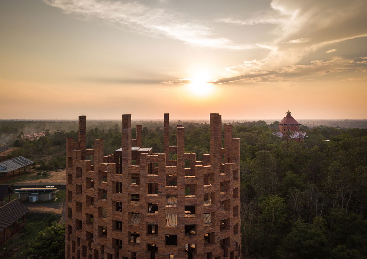 Torre de observación de ladrillo, parte del proyecto Elephant World por Bangkok Project Studio. Fotografía por Spaceshift Studio