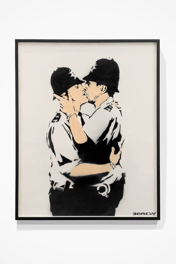 Banksy, “Kissing Coppers”, 2006. Imagen cortesía de Lazinc