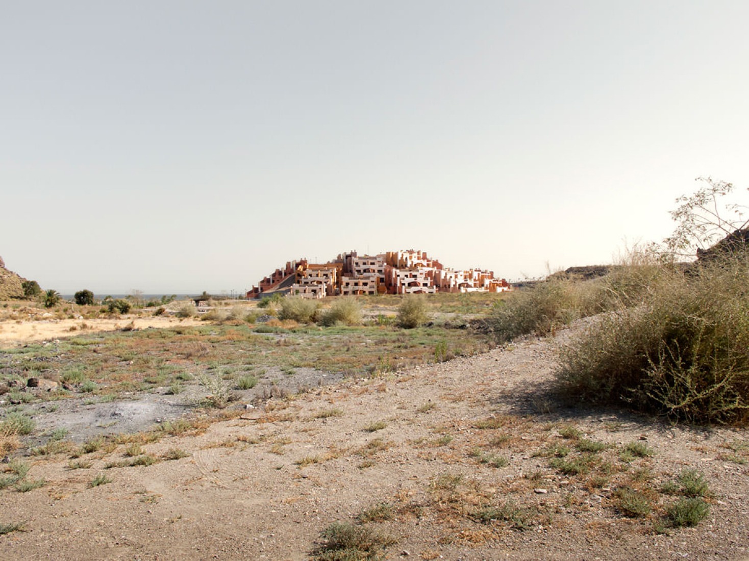 Images from "RUINAS MODERNAS. Una topografía de lucro." by Julia Schulz-Dornburg. Images courtesy of the author.