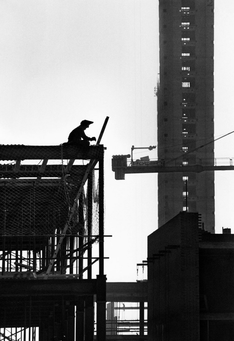 Construcción de la torre Mapfre, 1990 by Consuelo Bautista. Barcelona. Fotògrafes/Fotógrafas