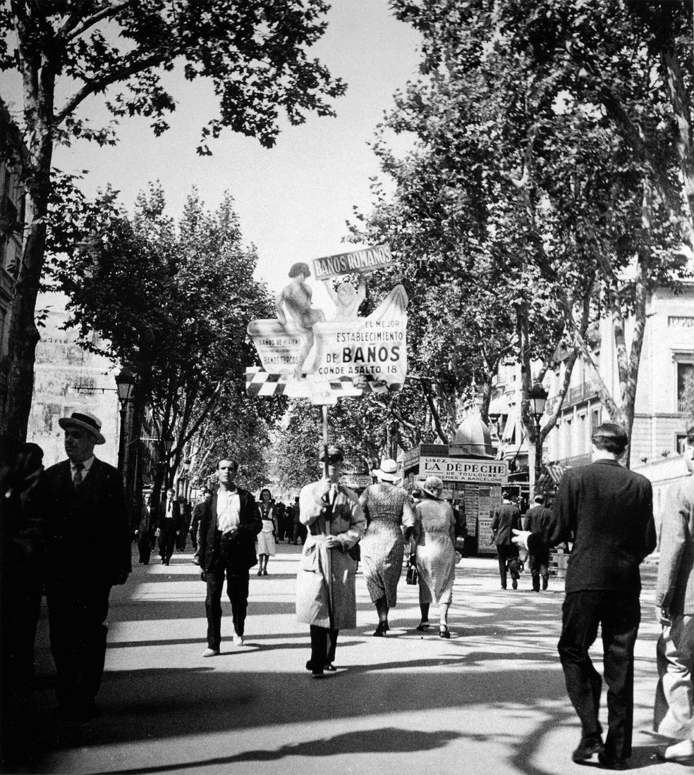 Hombre con cartel en la Rambla, 1934 by Dora Maar. Barcelona. Fotògrafes/Fotógrafas