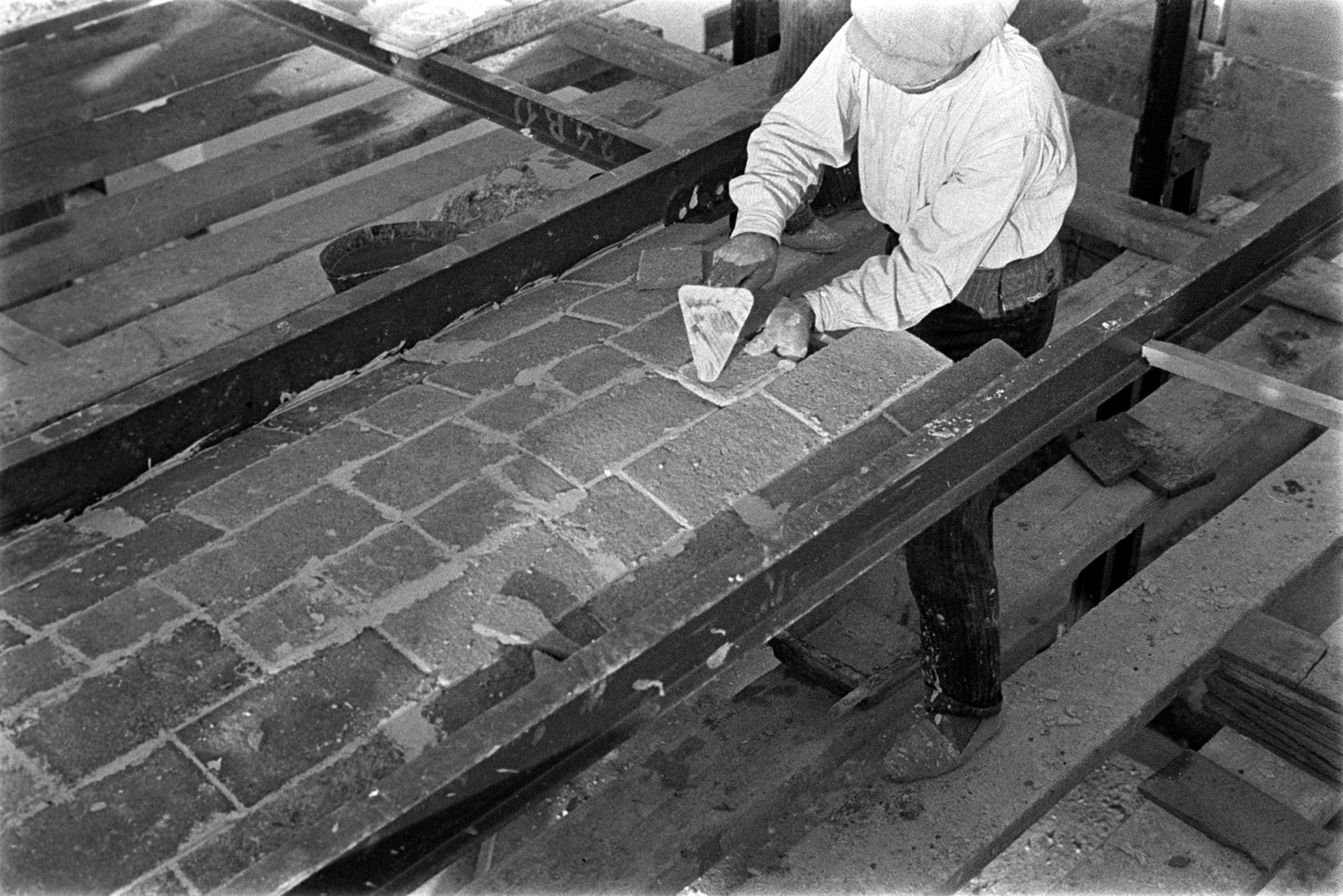 Albañil haciendo un revolton en la Casa Bloc, September 1934 by Margaret Michaelis. Barcelona. Fotògrafes/Fotógrafas