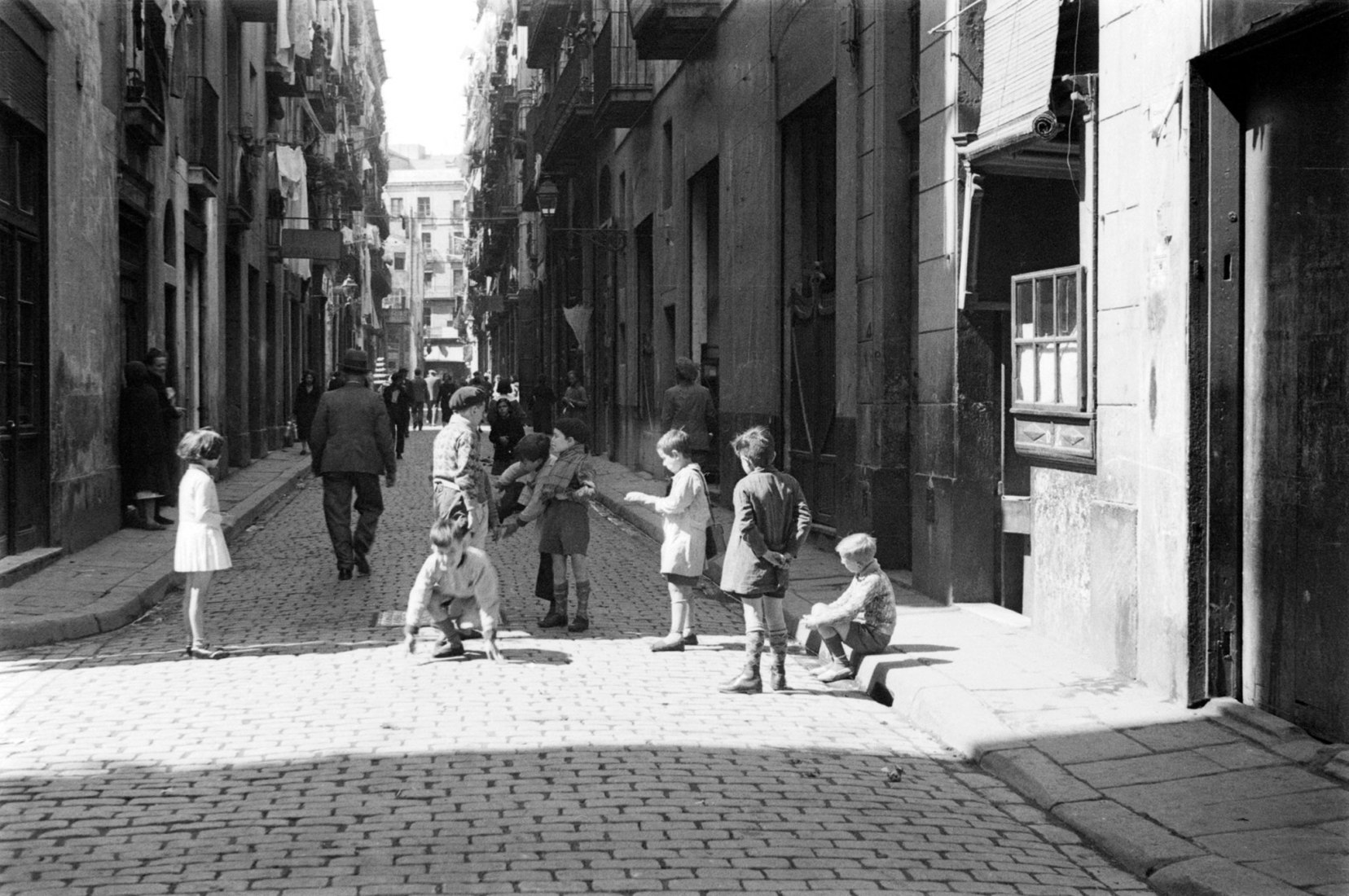 Niños jugando en la calle, 1932 by Margaret Michaelis. Barcelona. Fotògrafes/Fotógrafas