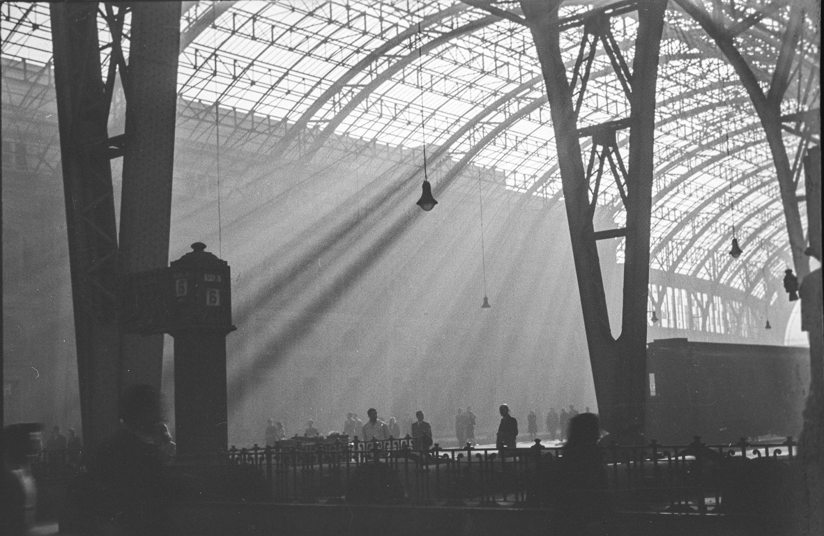 Interior de la estación de Fancia de Barcelona, April-May 1944 by Monserrat Vidal i Barraquer. Barcelona. Fotògrafes/Fotógrafas