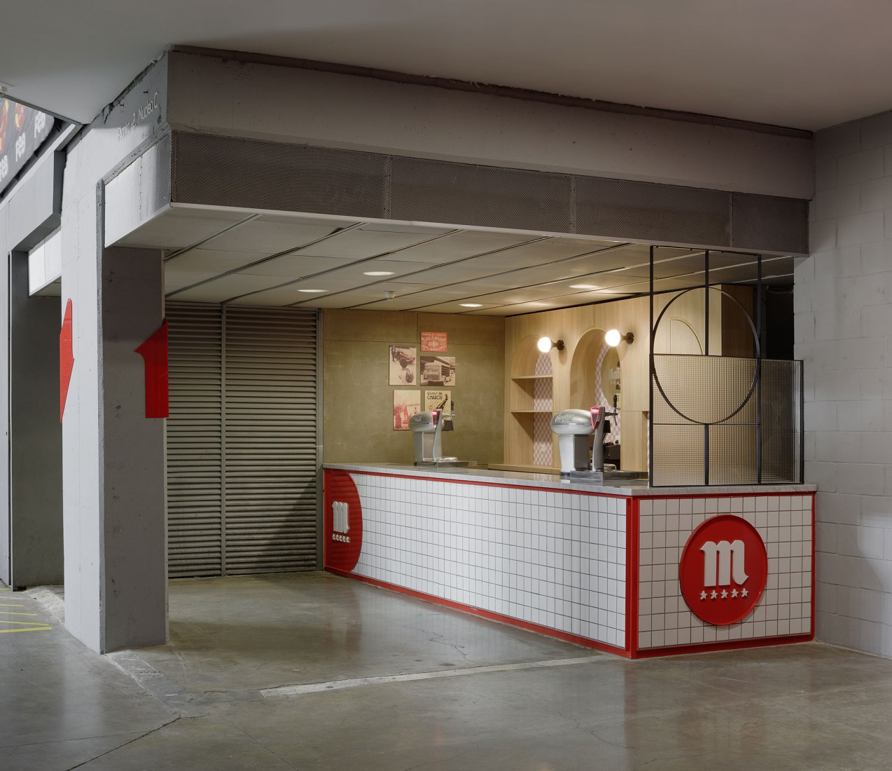 Barra a nivel de pista. Acondicionamiento y renovación de las áreas de venta en el WiZink Center por Puerto y Martín Arquitectos. Fotografía por Antonio Vázquez.