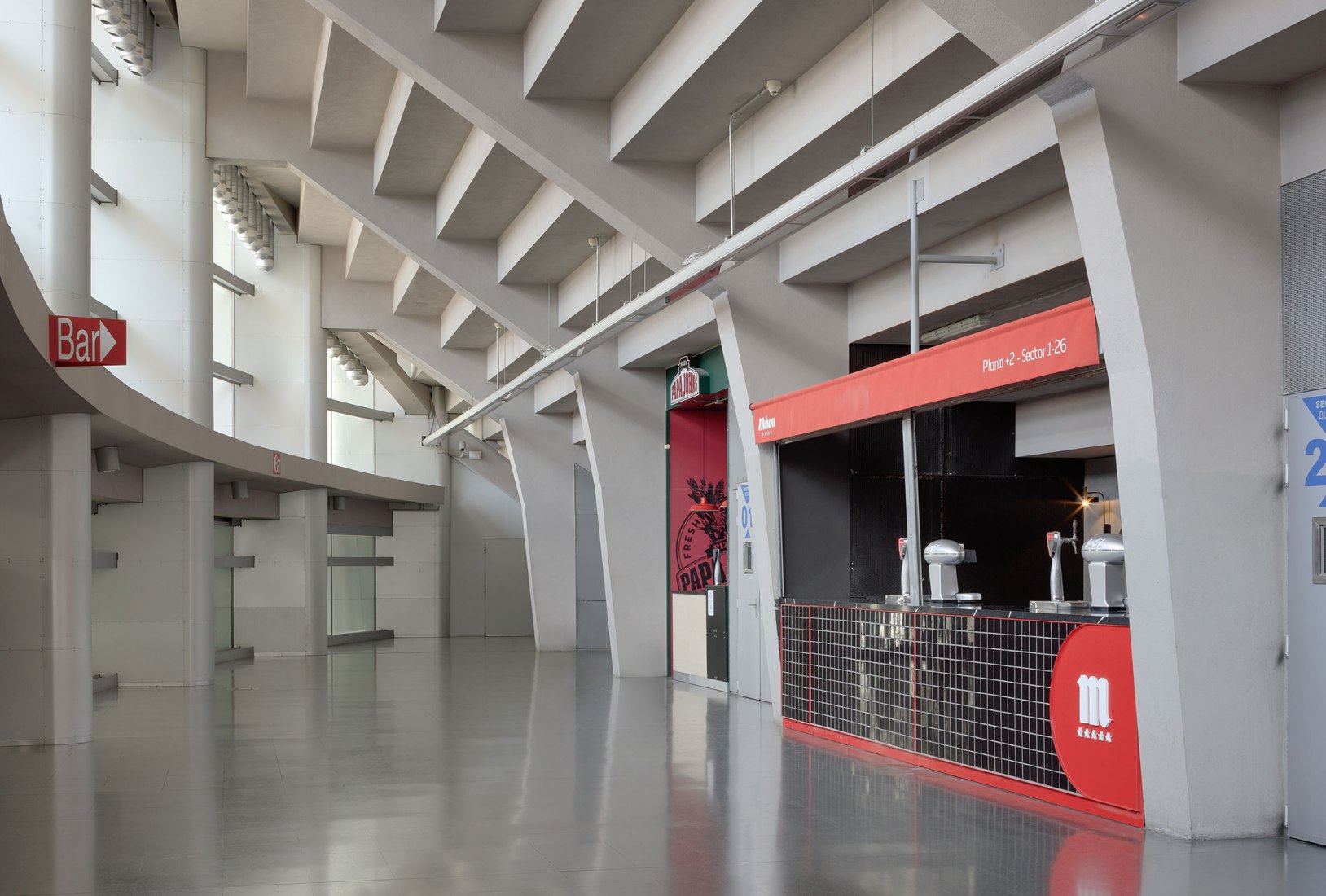 Barra en la segunda planta. Acondicionamiento y renovación de las áreas de venta en el WiZink Center por Puerto y Martín Arquitectos. Fotografía por Antonio Vázquez.
