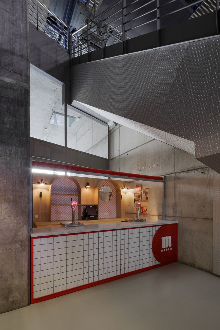 Barra en la segunda planta. Acondicionamiento y renovación de las áreas de venta en el WiZink Center por Puerto y Martín Arquitectos. Fotografía por Antonio Vázquez.