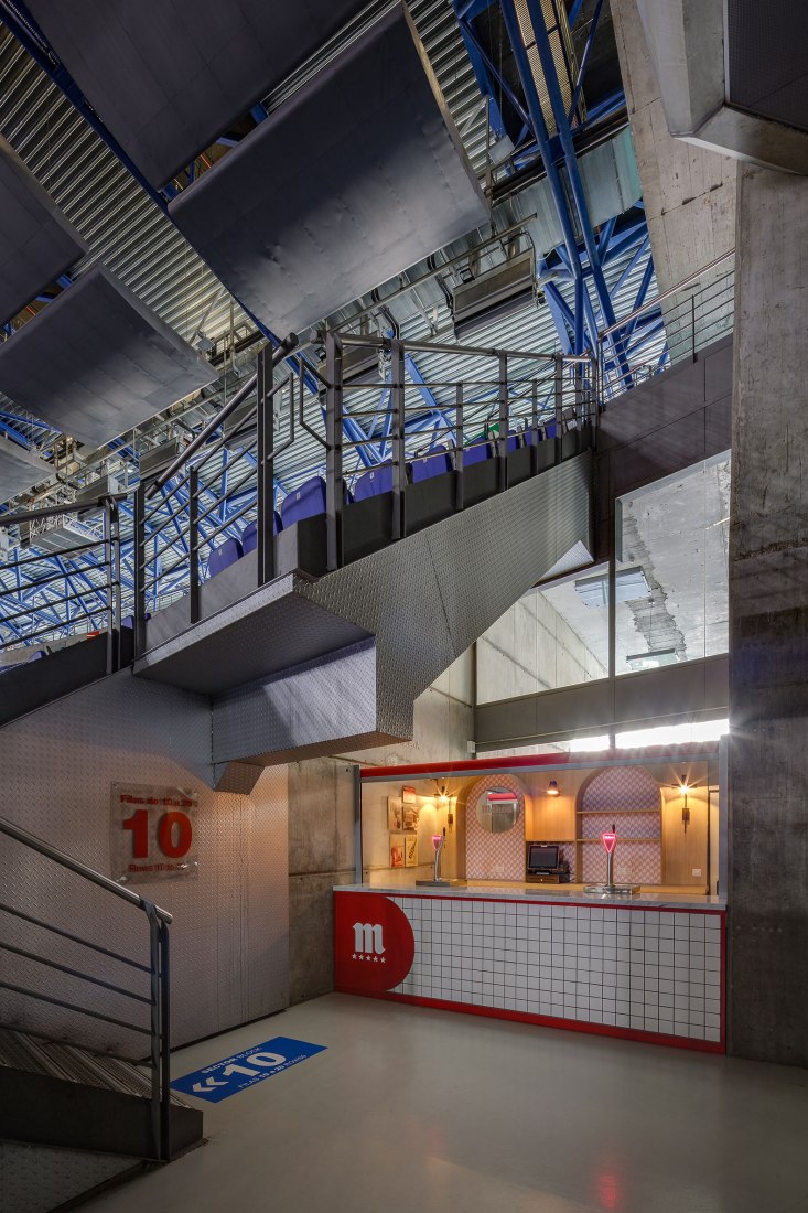 Barra en la segunda planta. Acondicionamiento y renovación de las áreas de venta en el WiZink Center por Puerto y Martín Arquitectos. Fotografía por Antonio Vázquez.