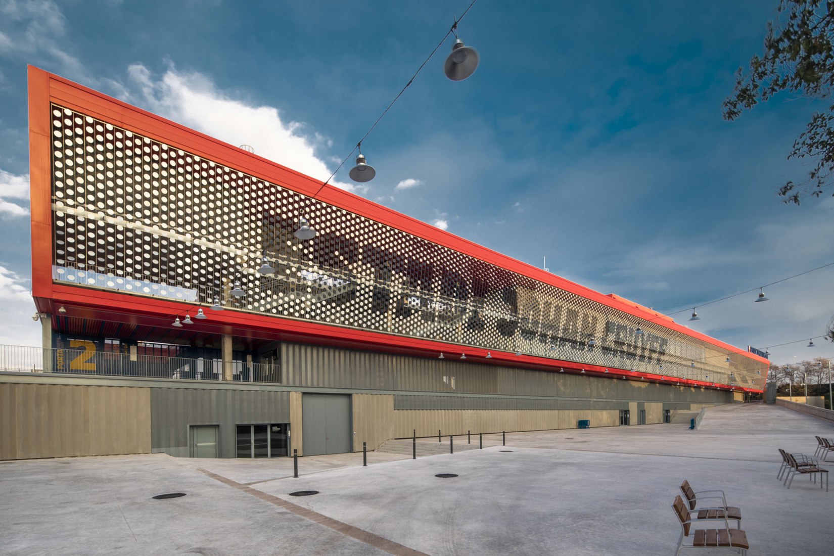 Estadio Johan Cruyff por Batlle i Roig Arquitectura. Fotografía por Antonio Navarro Wijkmark