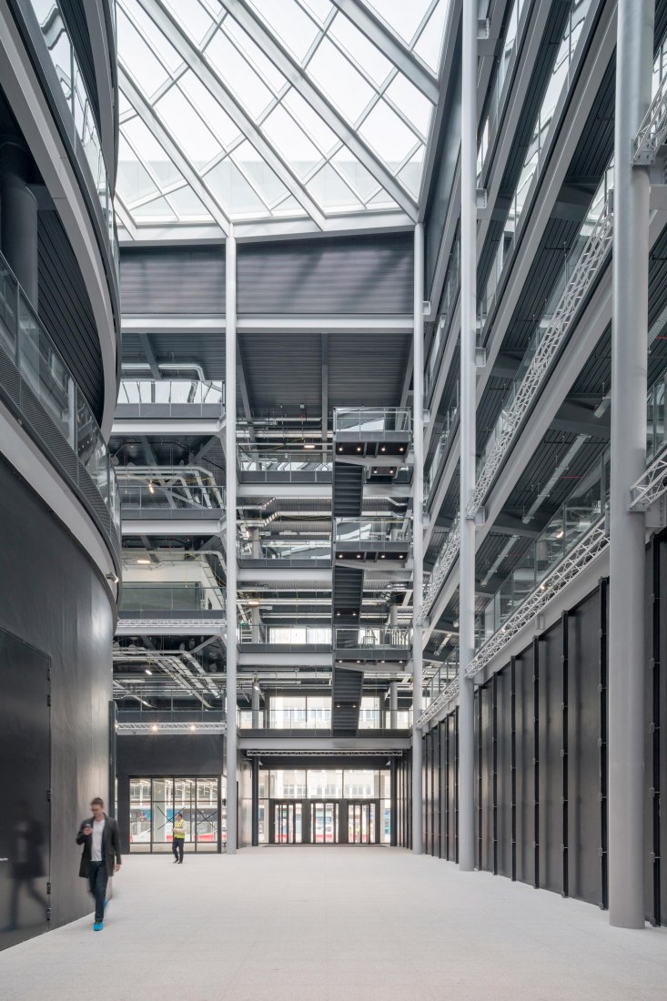 El acceso al edificio se conecta a un atrio acristalado con vistas de las oficinas. Cardiff Central Square - BBC Wales por Foster and Partners. Fotografía por Nigel Young / Foster and Partners
