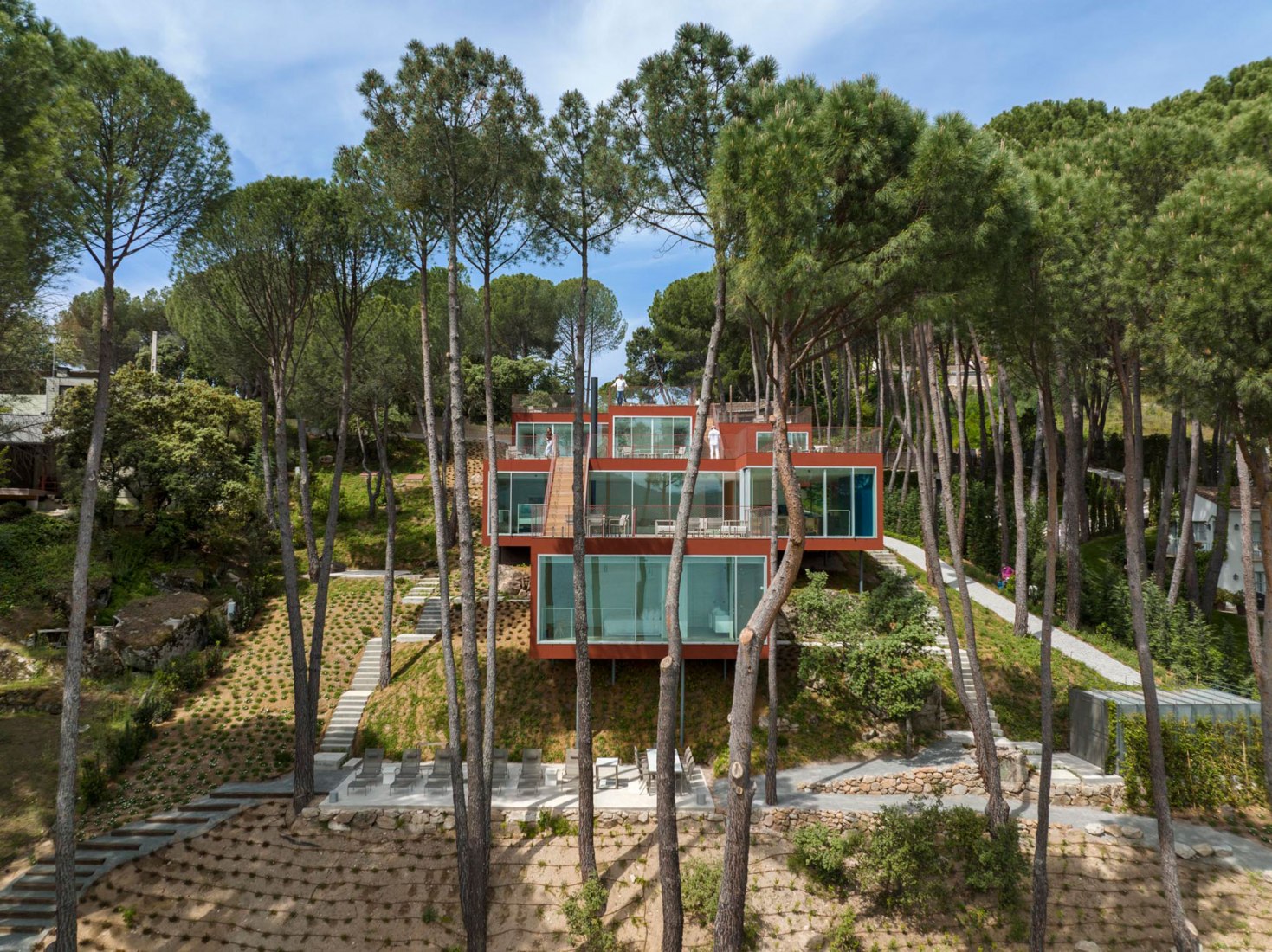 Casa en rojo por estudio_entresitio. Fotografía por Roland Halbe.