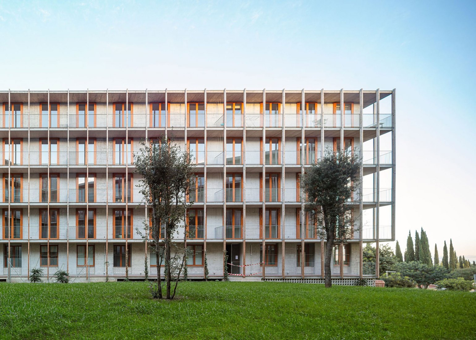 Viviendas Sociales 1737 por Harquitectes. Fotografía por Adrià Goula.