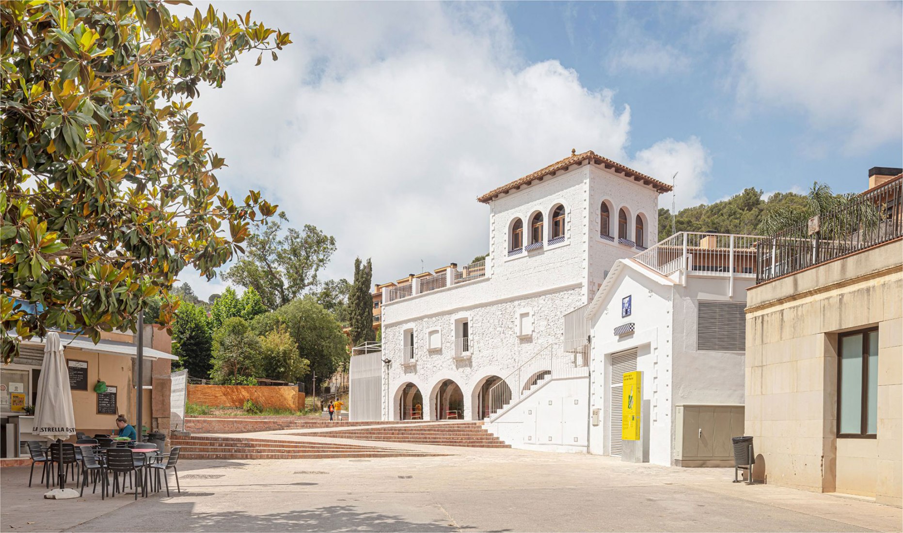 Jardins de la Font del Rector y Biblioteca Ca l’Altisent por Col·lectiu Brusi. Fotografía por Adrià Goula.