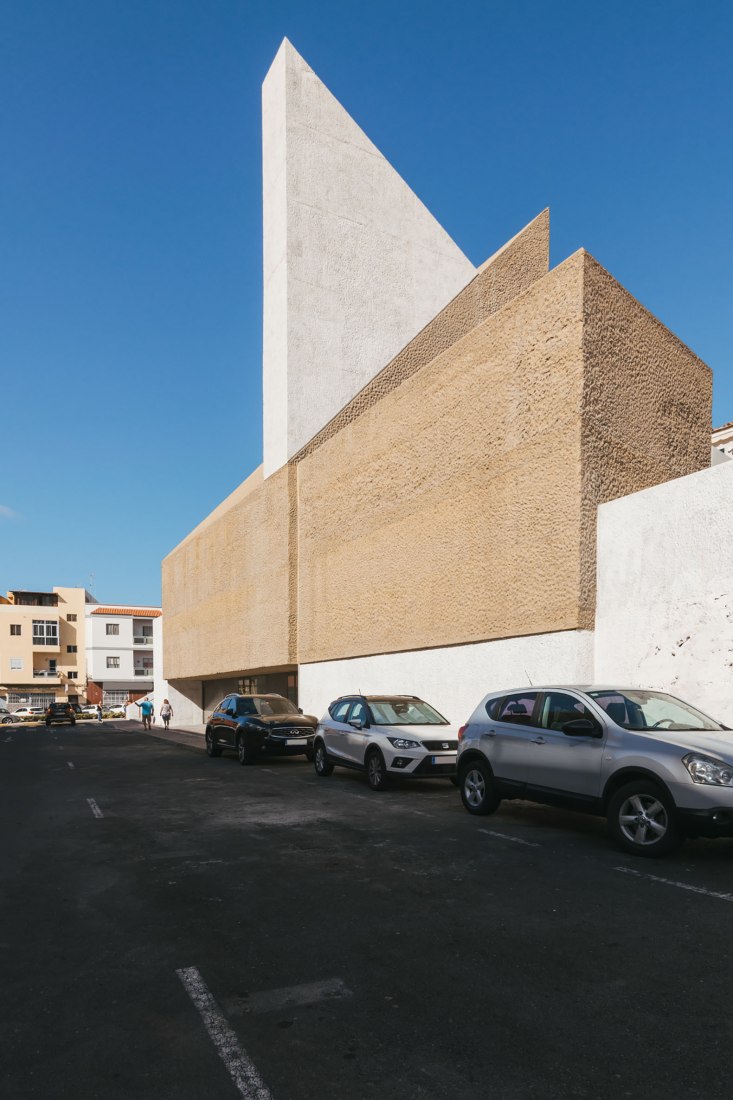 Iglesia de Nuestra Señora de Candelaria en Alcalá por Alejandro Beautell. Fotografía por Flavio Dorta