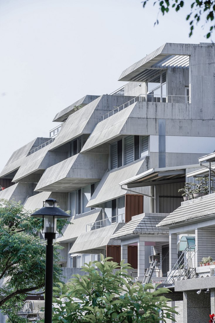 «House of Roofs» por Behet Bondzio Lin Architekten. Fotografía por YuChen Chao.