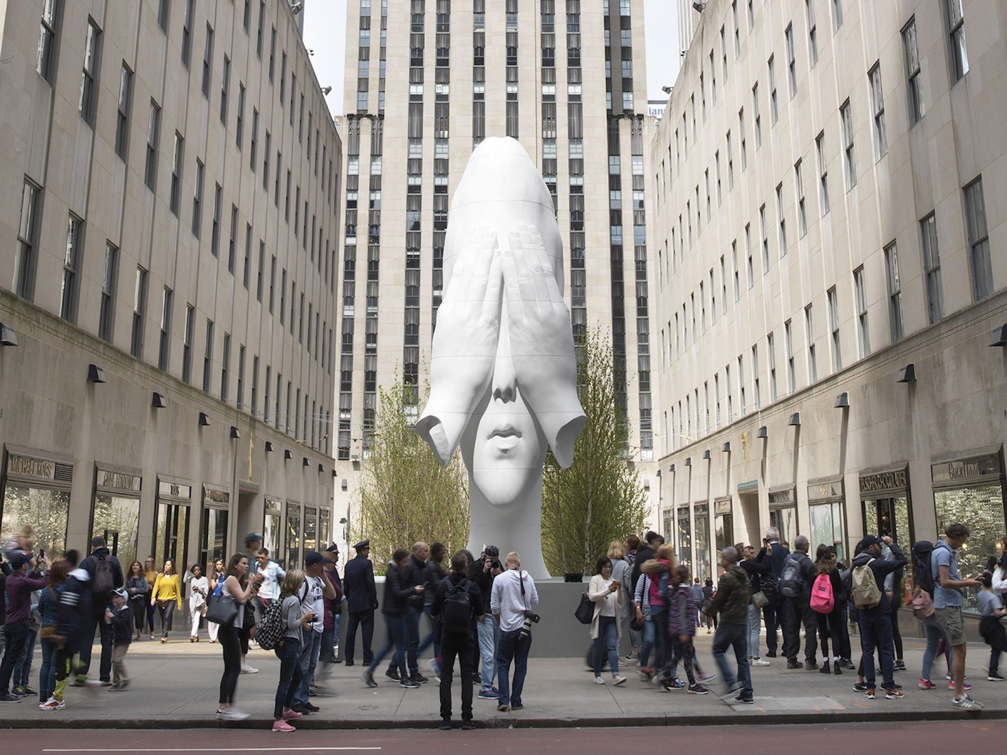 BEHIND THE WALLS por Jaume Plensa Sobre Arquitectura y