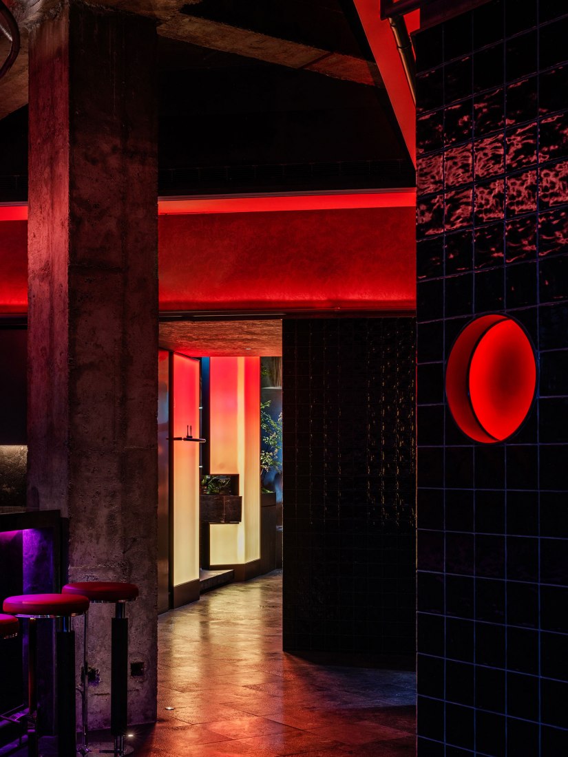 Tienda insignia WANG BBQ Hepingli por Beijing IN•X Design. Fotografía por Boris Shiu.