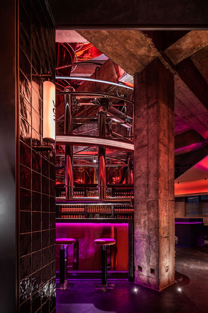 Tienda insignia WANG BBQ Hepingli por Beijing IN•X Design. Fotografía por Boris Shiu.