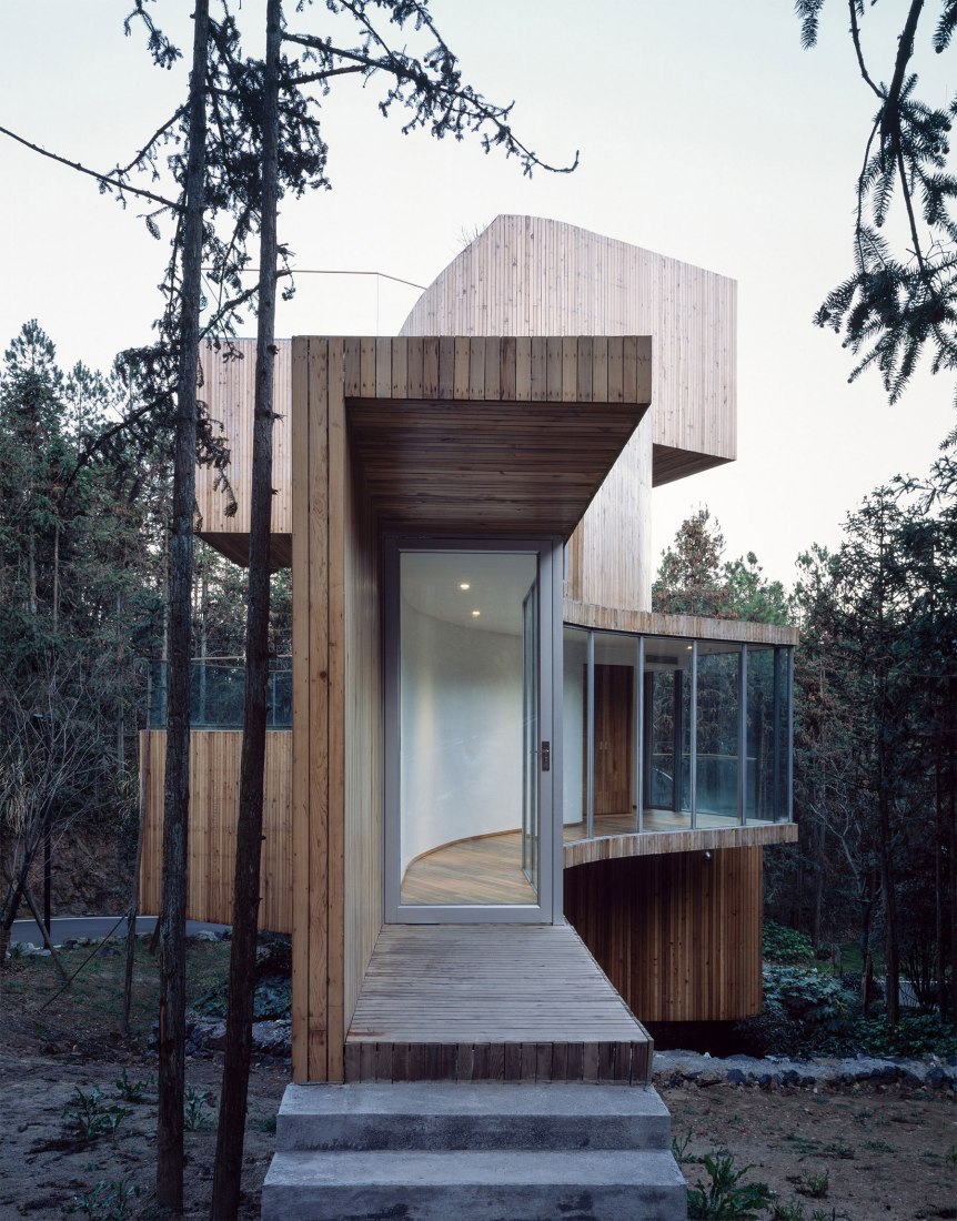 Access. The Qiyun Mountain Tree House by Bengo Studio. Photograph © Chen Hao
