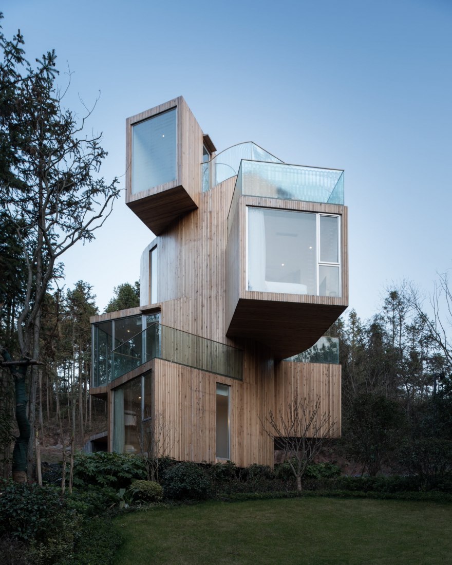 View from outside. The Qiyun Mountain Tree House by Bengo Studio. Photograph © Chen Hao