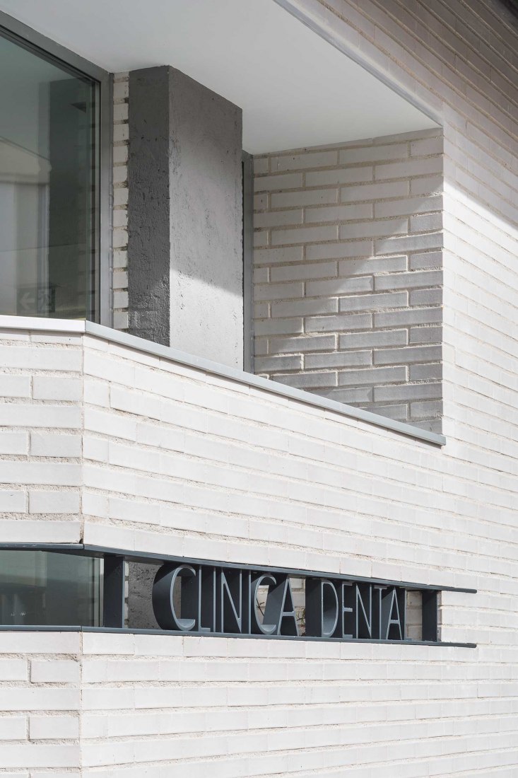 Clínica Dental en Aranda por Estudio Bher Arquitectos. Fotografía por Javier Bravo