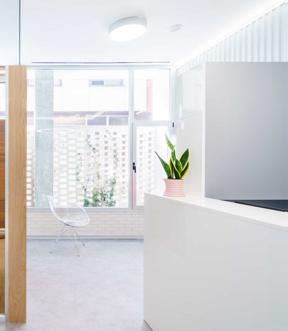 Clínica Dental en Aranda por Estudio Bher Arquitectos. Fotografía por Javier Bravo